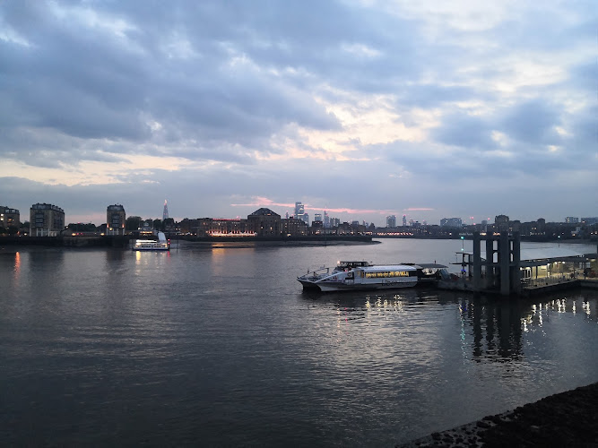 Thames Path. (Canary Wharf)