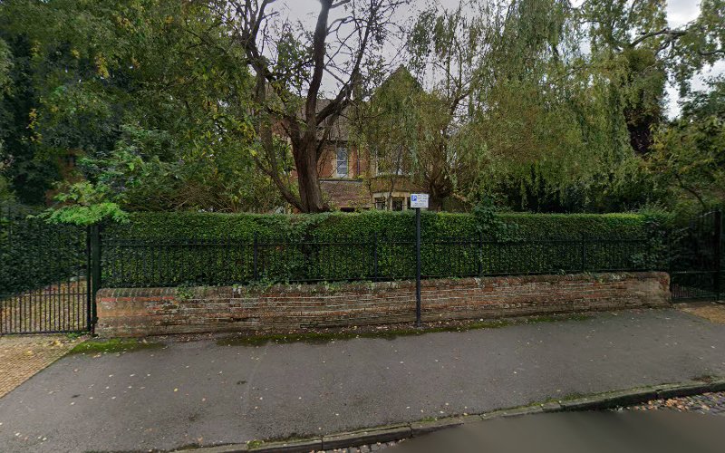 Blue Plaque: Dame Margery Perham