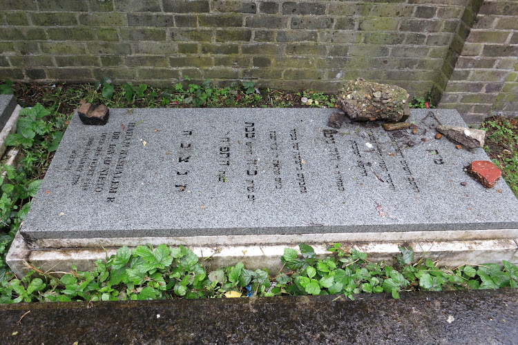 Kever (Grave) of Raphael Meldola חופת חתנים Chupas Chasanim