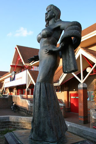 Diana Dors Statue