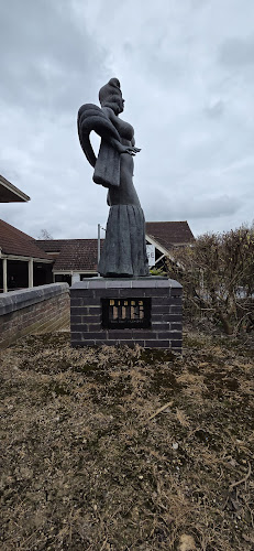 Diana Dors Statue