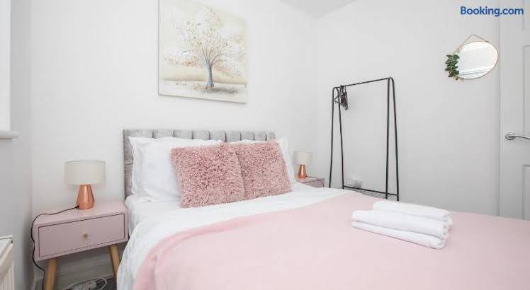 Spacious 4BR Home in Manchester with Parking & Wi-Fi